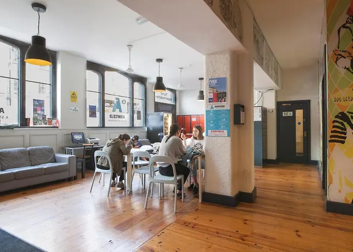 埃什菲尔德旅舍 *